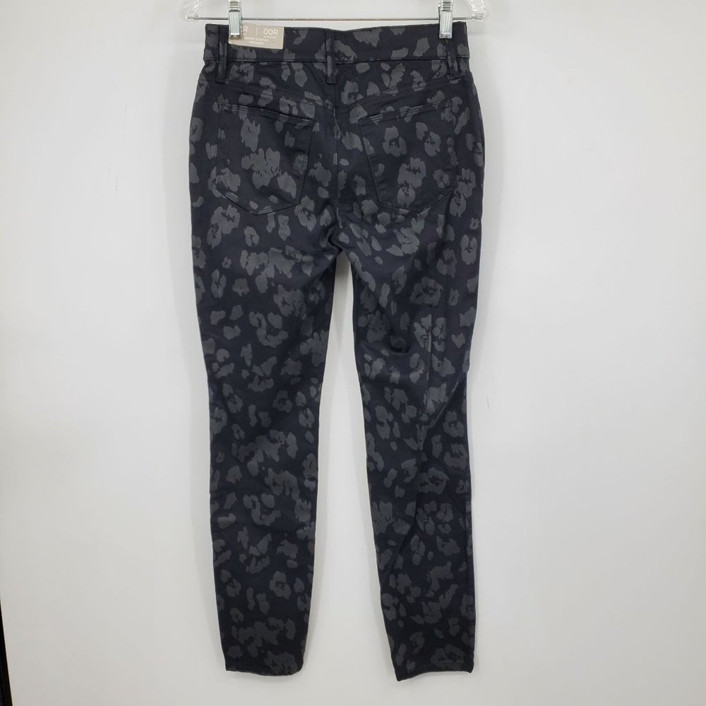 NWT Chico's Secret Stretch Black Cheetah Print Skinny Pants 2 Regular - Picture 2 of 9